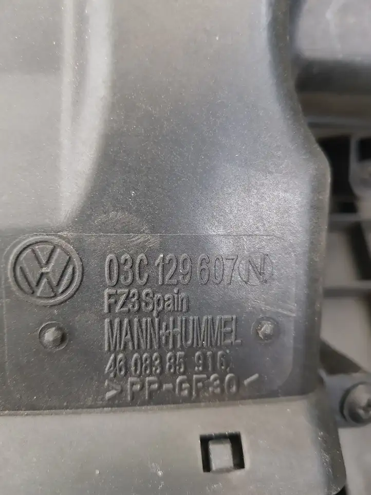 Volkswagen Golf V (2003 - 2009) 03C129607N Крышка двигателя декоративная — фото 4