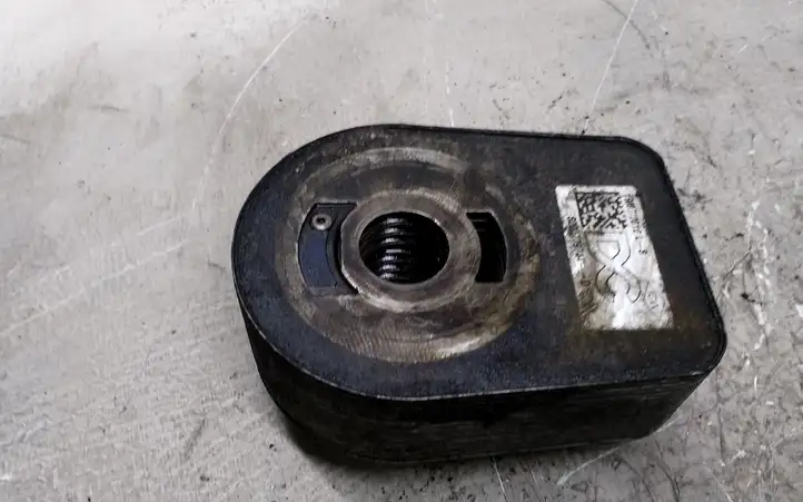 Nissan Qashqai (2010 - 2013) 8200779744 Кронштейн масляного фильтра — фото 2