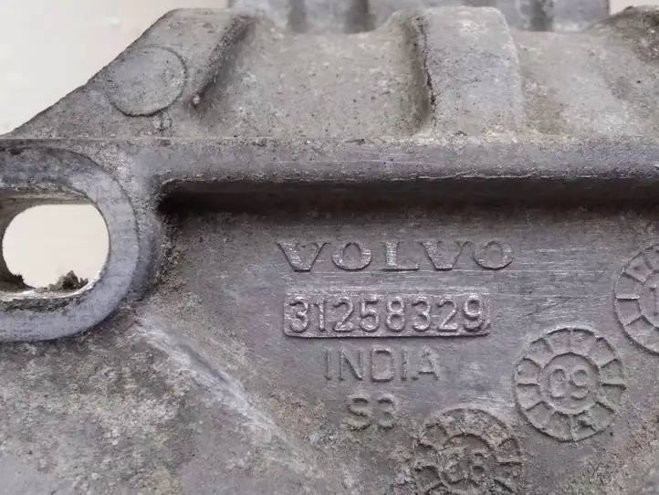 Volvo S80 (2009 - 2013) 31258329 Кронштейн генератора — фото 3