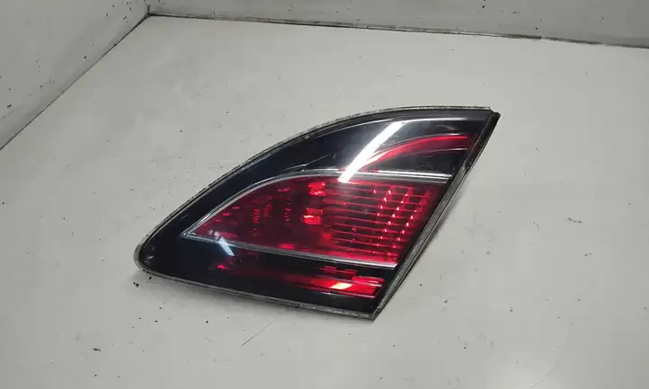 Mazda 6 (2009 - 2012) 13241055 Задний фонарь в крышке багажника — фото 1