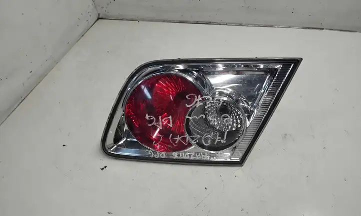 Mazda 6 (2002 - 2005) 22661971 Задний фонарь в крышке багажника — фото 1
