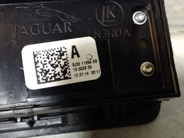Land Rover Evoque I (2011 - 2015) BJ3211654AB Кнопка закрытия крышки багажника — фото 4