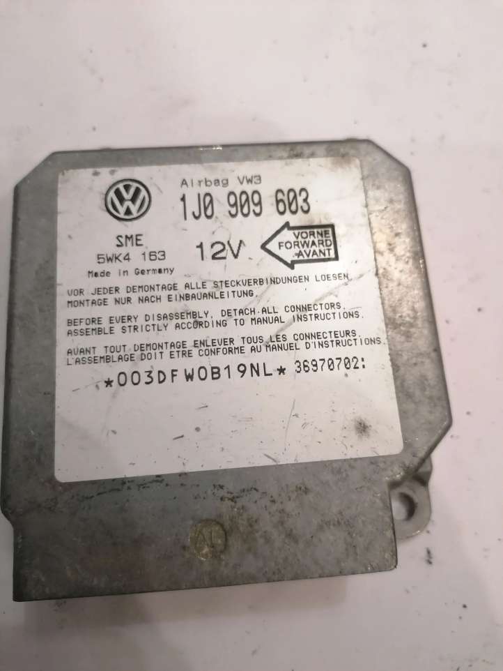 IJ0909603 Volkswagen PASSAT B5 Oro pagalvių valdymo blokas