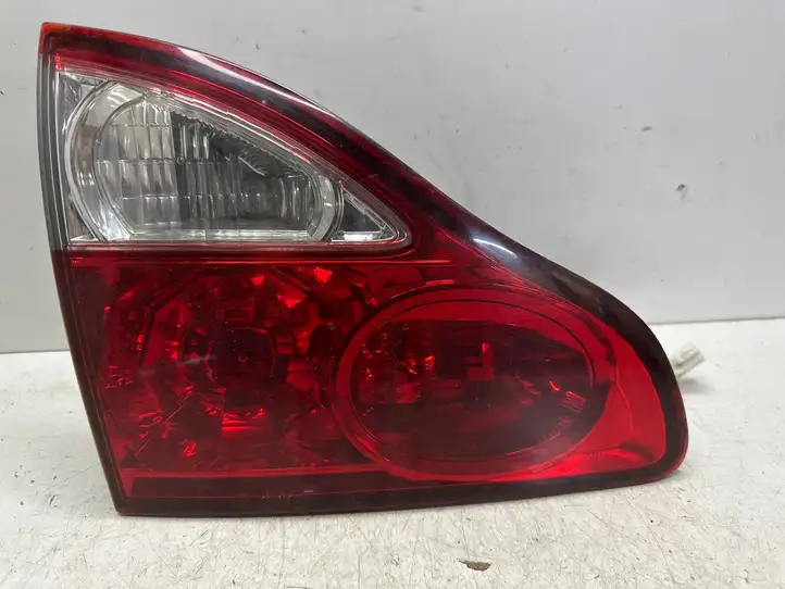 Toyota Avensis Verso (2004 - 2009) Задний фонарь в крышке багажника — фото 1