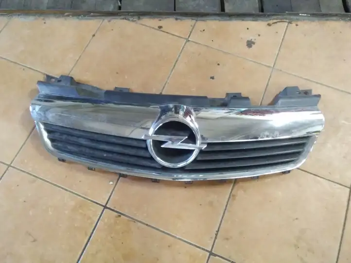 Opel Zafira B (2006 - 2008) 13157590 Верхняя решетка радиатора — фото 1