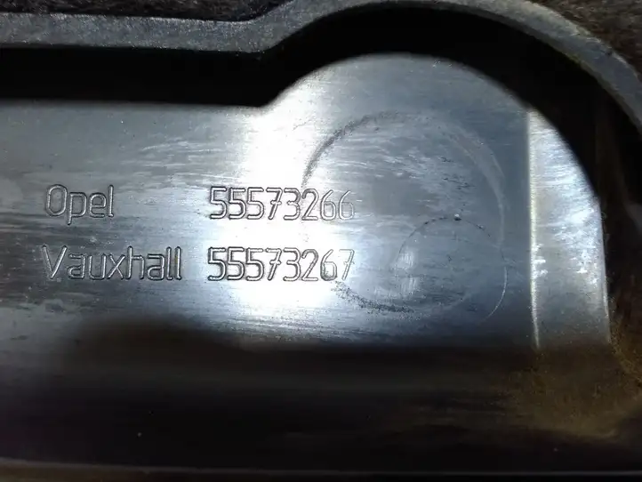 Opel Astra J (2009 - 2012) 55573266 Крышка двигателя декоративная — фото 3