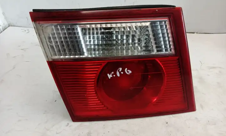 Kia Carens I (2002 - 2006) Задний фонарь в крышке багажника — фото 1
