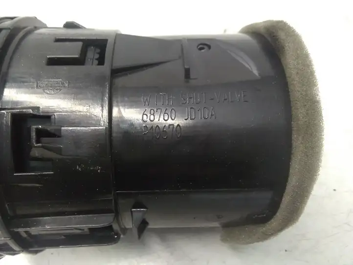 Nissan Qashqai (2010 - 2013) 68760JD10A Центральный воздушный дефлектор — фото 3