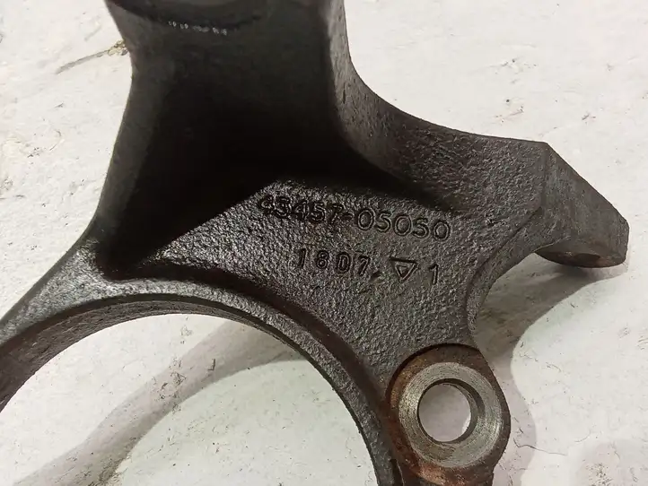Toyota Auris 150 (2006 - 2012) 4345705050 Кронштейн подвесного подшипника — фото 3