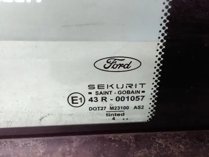 Ford Mondeo Mk III (2000 - 2007) Форточка двери — фото 2