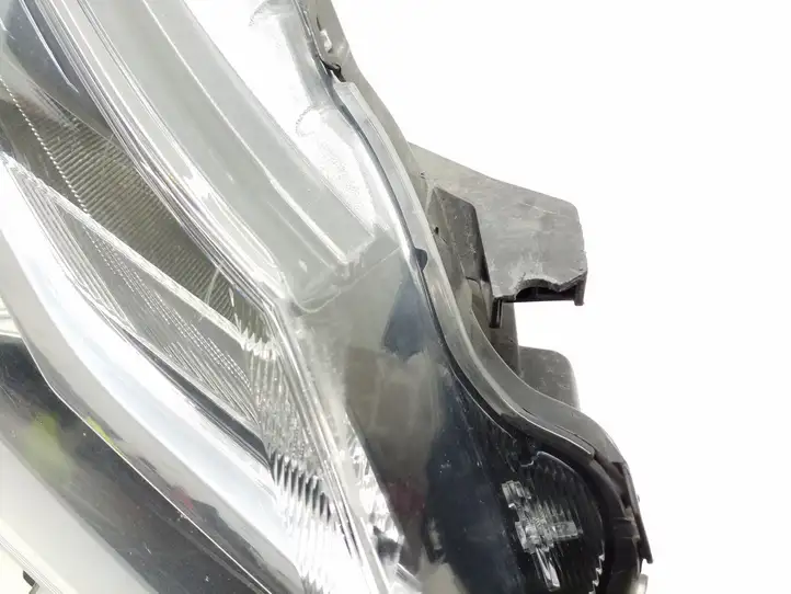 Toyota Yaris (2014 - 2019) Передняя фара — фото 4
