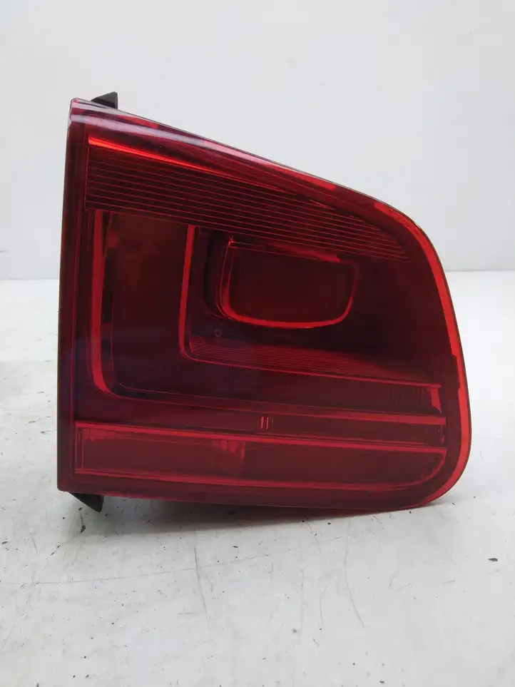 Volkswagen Tiguan (2011 - 2016) 5N0945309 Задний фонарь в крышке багажника — фото 1