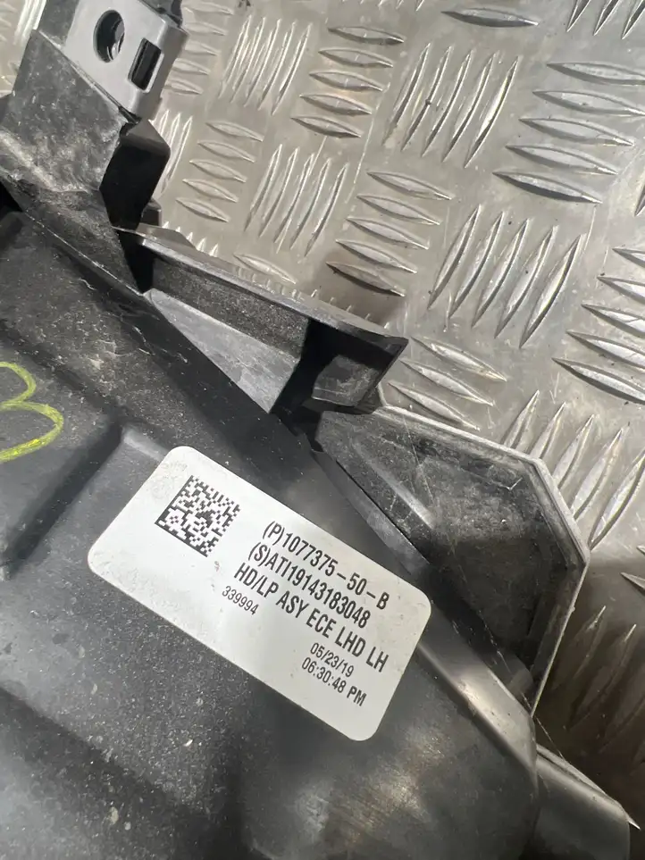 Tesla Model 3 (2017 - 2023) 107737550B Передняя фара — фото 2