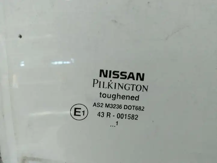 Nissan Almera N16 (2000 - 2010) Стекло задней двери — фото 2