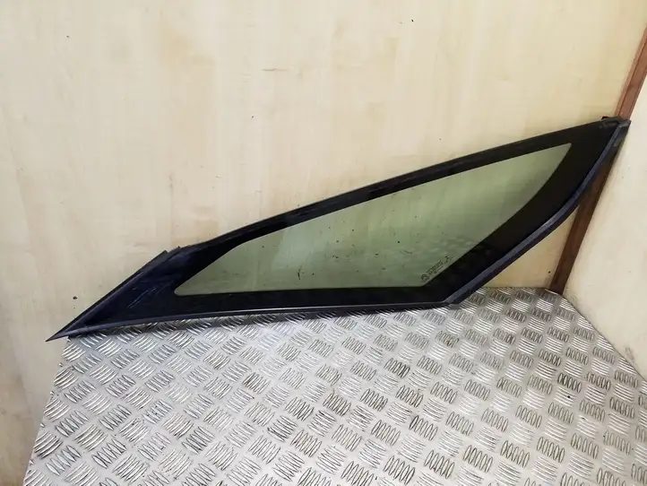 Citroen C4 Picasso (2013 - 2016)   Треугольное стекло в передней части кузова