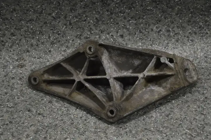 BMW 3 E46 (1998 - 2005)  6750855 Кронштейн крепления двигателя