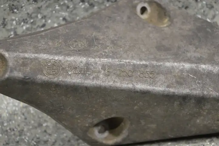 BMW 3 E46 (1998 - 2005)  6750855 Кронштейн крепления двигателя