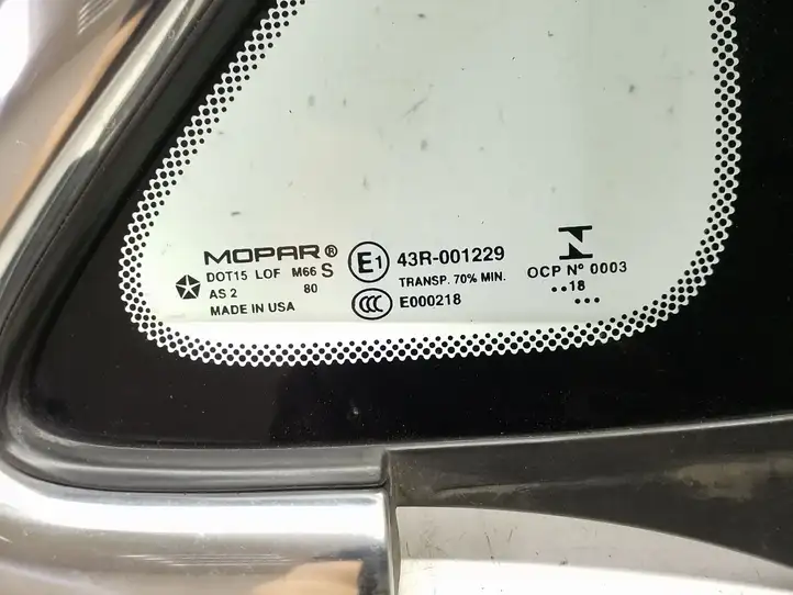 Chrysler Pacifica (2016 - ) 68227745AE Треугольное стекло кузова — фото 3
