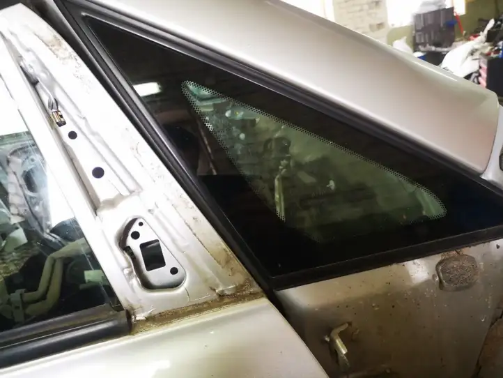 Toyota Avensis Verso (2001 - 2004) Треугольное стекло кузова — фото 1