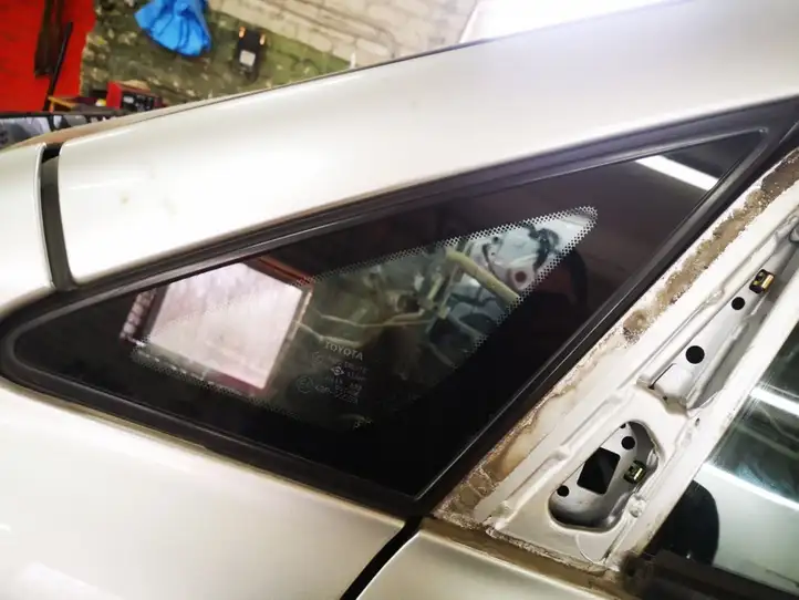 Toyota Avensis Verso (2001 - 2004) Треугольное стекло кузова — фото 1