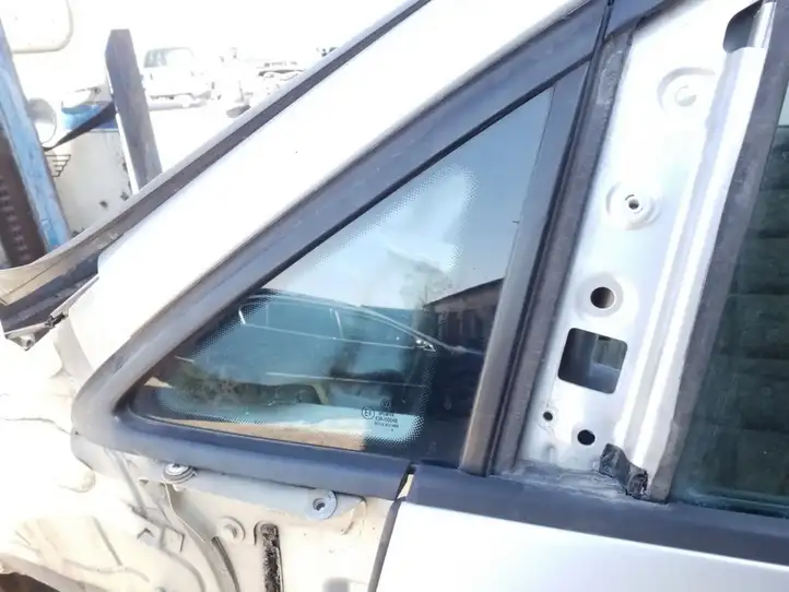 Volkswagen Touran I (2003 - 2010) Треугольное стекло кузова — фото 1