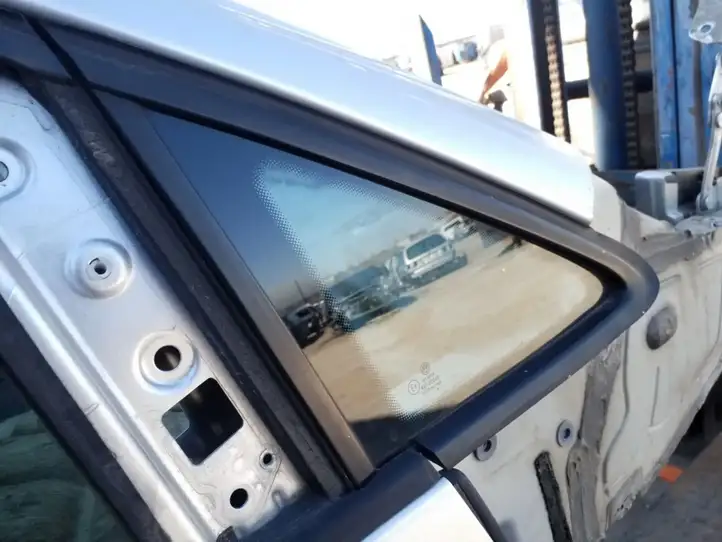 Volkswagen Touran I (2003 - 2010) Треугольное стекло кузова — фото 1