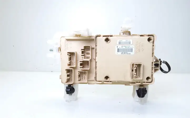 Toyota Corolla Verso AR10 (2004 - 2009) 892210F030 Блок предохранителей — фото 1