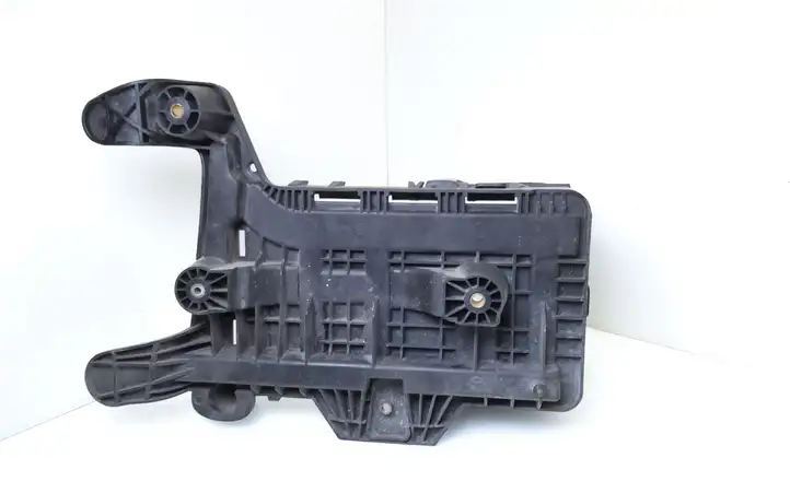 Volkswagen Caddy (2004 - 2010) 1K0915333B Площадка аккумулятора — фото 3