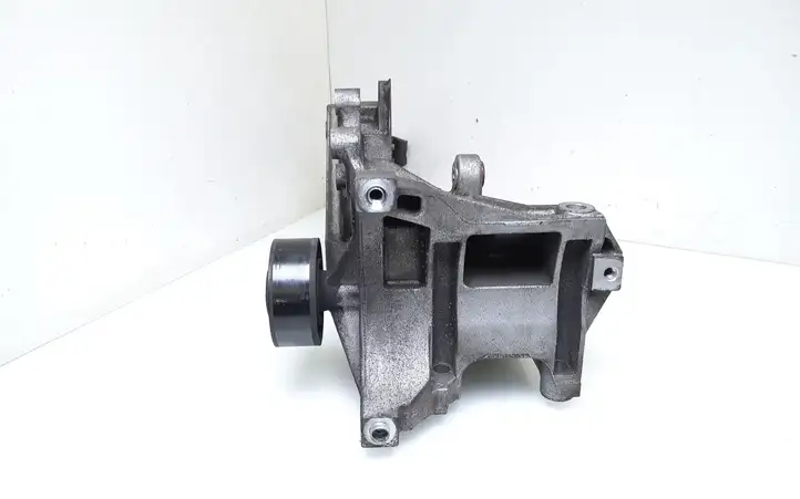 Audi A4 S4 B8 8K (2007 - 2011) 03L903143H Кронштейн генератора — фото 3