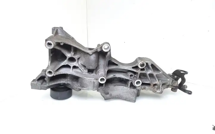 Audi A4 S4 B8 8K (2007 - 2011) 03L903143H Кронштейн генератора — фото 5