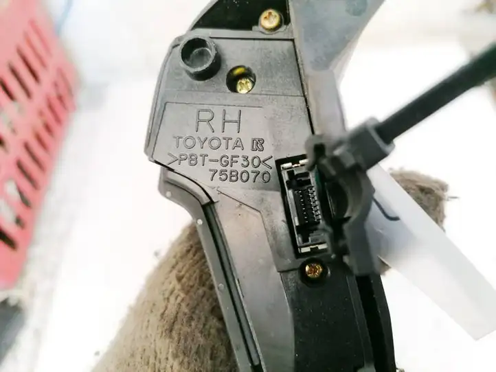 Toyota Avensis T250 (2003 - 2006) 75B070 Кнопки на рулевом колесе — фото 3