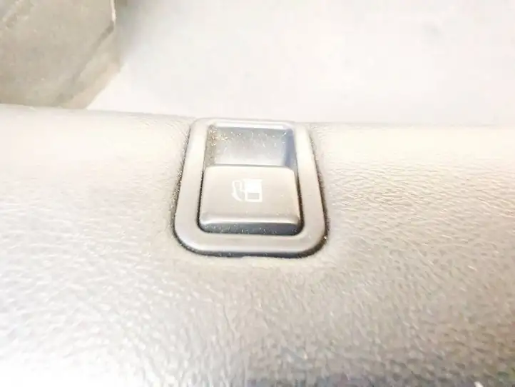 Hyundai Santa Fe (2005 - 2009) Включатель открытия топливного бака — фото 1