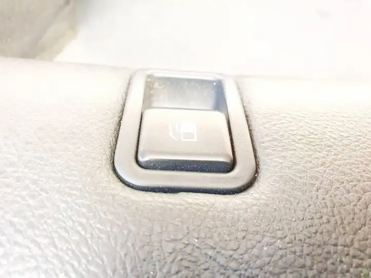 Hyundai Santa Fe (2005 - 2009) Включатель открытия топливного бака — фото 2