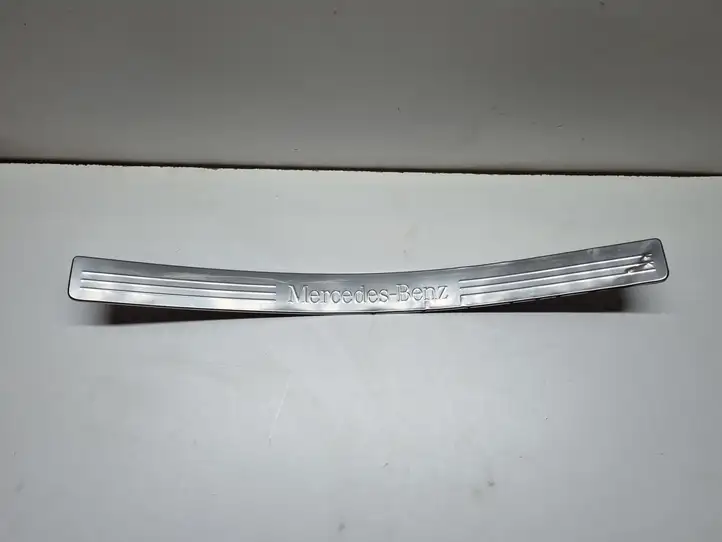 Mercedes-Benz C W204 (2007 - 2014) A2046800135 Внутренняя отделка переднего порога — фото 1
