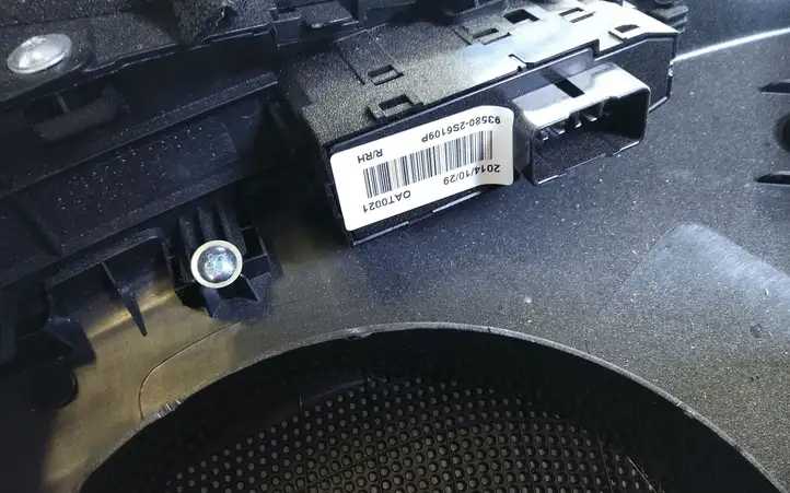 Hyundai ix35 (2013 - 2019) 935802S6109P Обшивка задней двери — фото 5