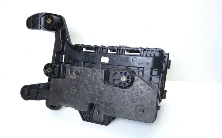 Volkswagen Tiguan (2007 - 2011) 1K0915333H Площадка аккумулятора — фото 2