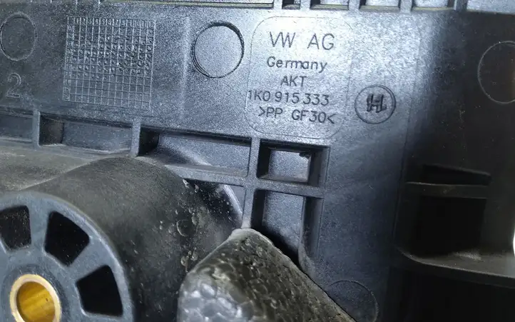 Volkswagen Tiguan (2007 - 2011) 1K0915333H Площадка аккумулятора — фото 3