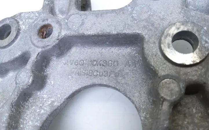 Ford Focus (2011 - 2015) AV6Q10K360AA Кронштейн генератора — фото 2