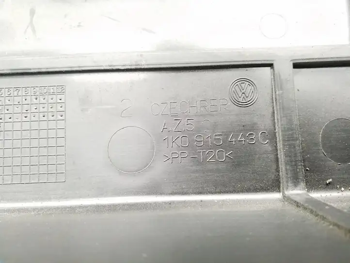 Volkswagen PASSAT B6 (2005 - 2010) 1K0915443C Крышка ящика аккумулятора — фото 4