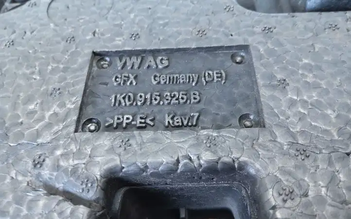 Volkswagen PASSAT B7 (2011 - 2014) 1K0915325B Площадка аккумулятора — фото 2