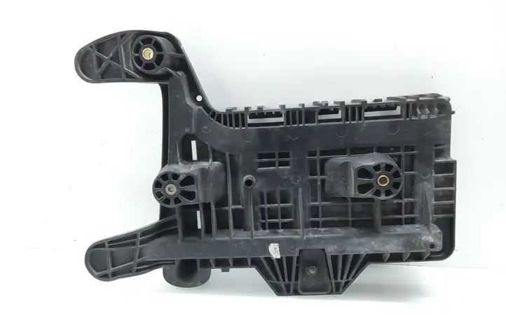 Volkswagen PASSAT B6 (2005 - 2010) 1K0915333H Площадка аккумулятора — фото 2