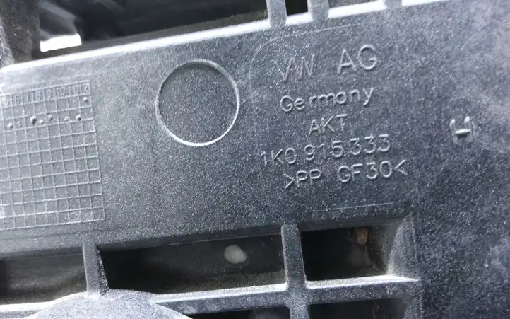 Volkswagen PASSAT B6 (2005 - 2010) 1K0915333H Площадка аккумулятора — фото 3