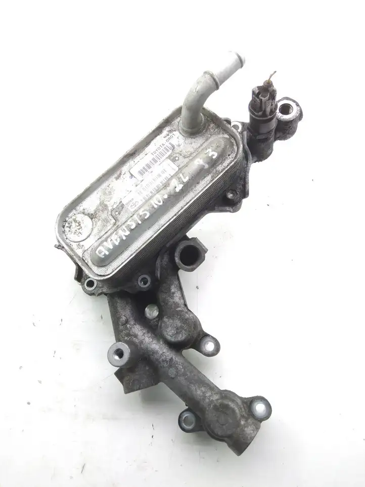 Toyota Avensis T270 (2009 - 2012) 157100R010C Кронштейн масляного фильтра — фото 1