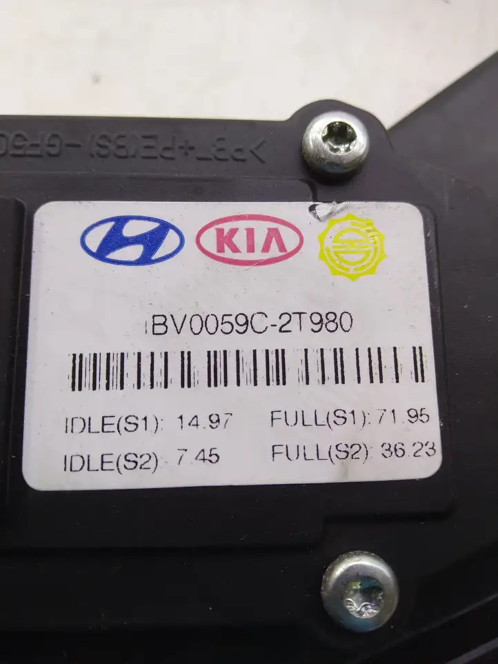 Kia Optima (2010 - 2013) 327262T900 Педаль акселератора — фото 5