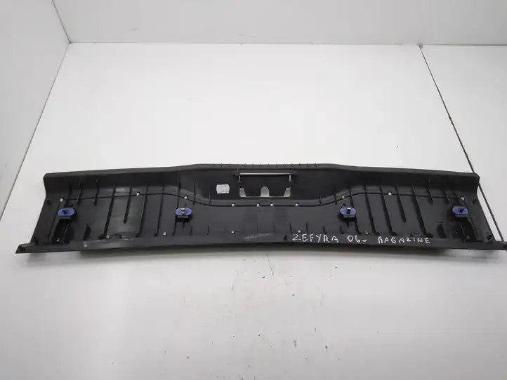 Opel Zafira B (2003 - 2006) 322225228 Отделка порога багажника — фото 2