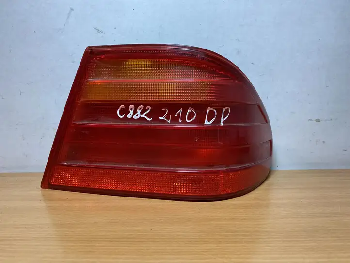 Mercedes-Benz E W210 (1995 - 2002) A2108204464 Задний фонарь в кузове — фото 1