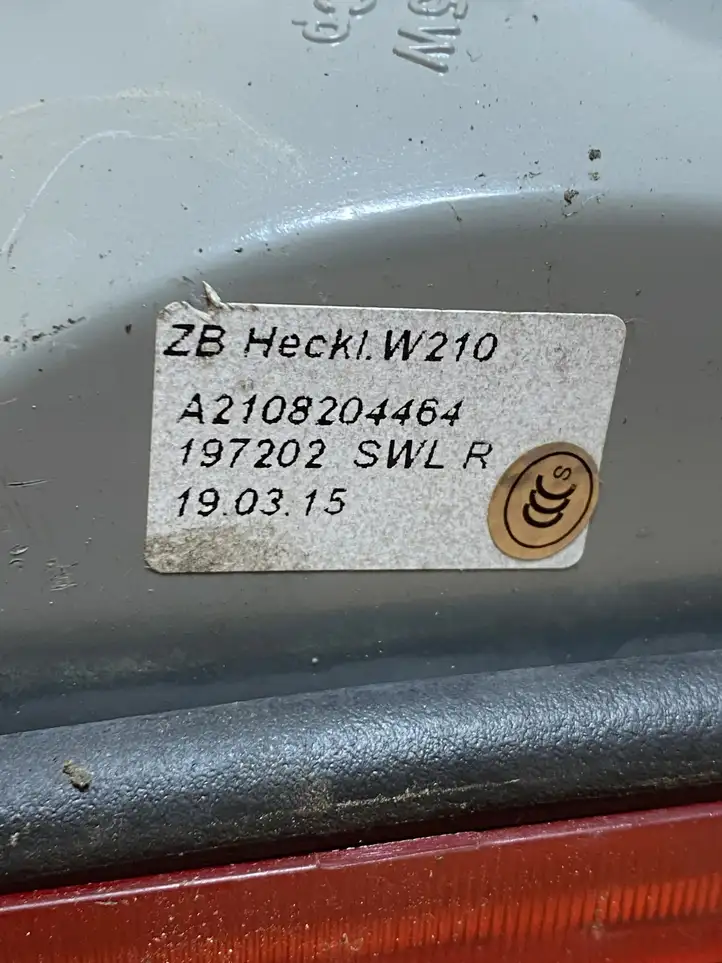 Mercedes-Benz E W210 (1995 - 2002) A2108204464 Задний фонарь в кузове — фото 3