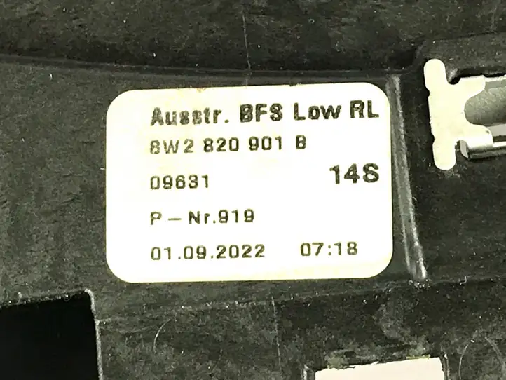 Audi A4 S4 B9 8W (2019 - ) 8W2820901B Воздушная решетка панели — фото 3