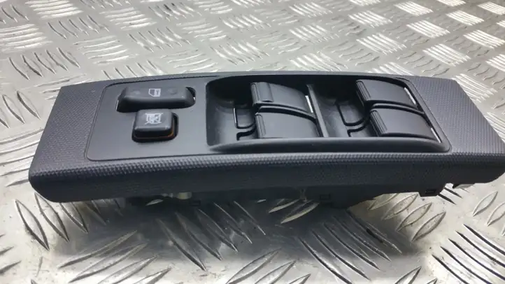 Toyota Corolla Verso AR10 (2004 - 2009) 848200F010 Блок кнопок стеклоподъемников — фото 1
