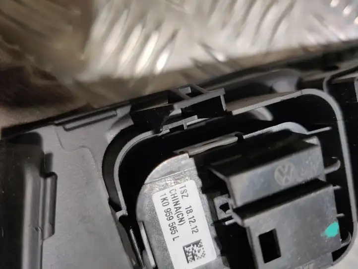 Volkswagen PASSAT B7 (2011 - 2014) 3AC857858A Кнопка стеклоподъемников — фото 4